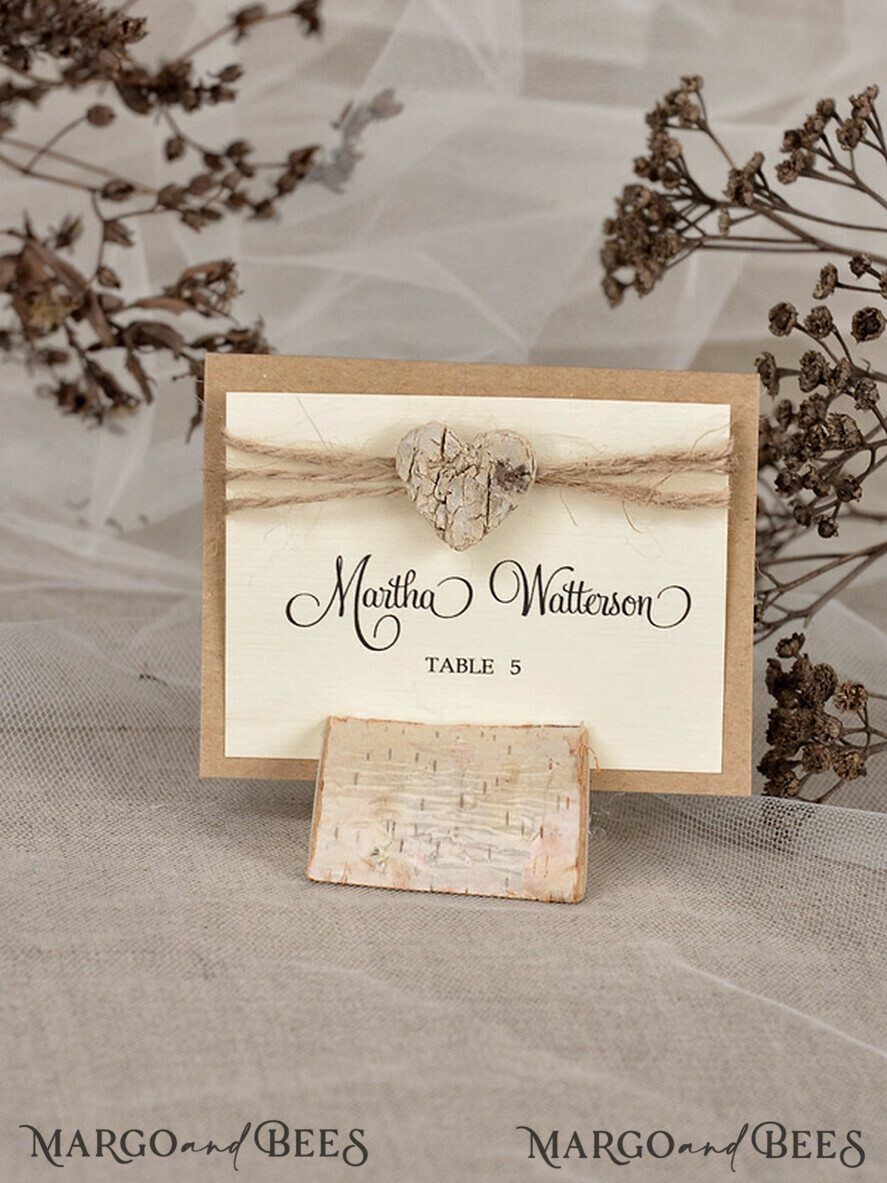 PLATZKARTEN / TISCHKARTEN  
 Rustikale Eco-Hochzeitsplatzkarten Minimalistische weiße Hochzeitsplatzkarten mit Jute-Schnur und Holzherz, rustikal öko-braun mit schwarzem Druck, zarte Hochzeitsnamensschilder, bearbeitbarer Text.