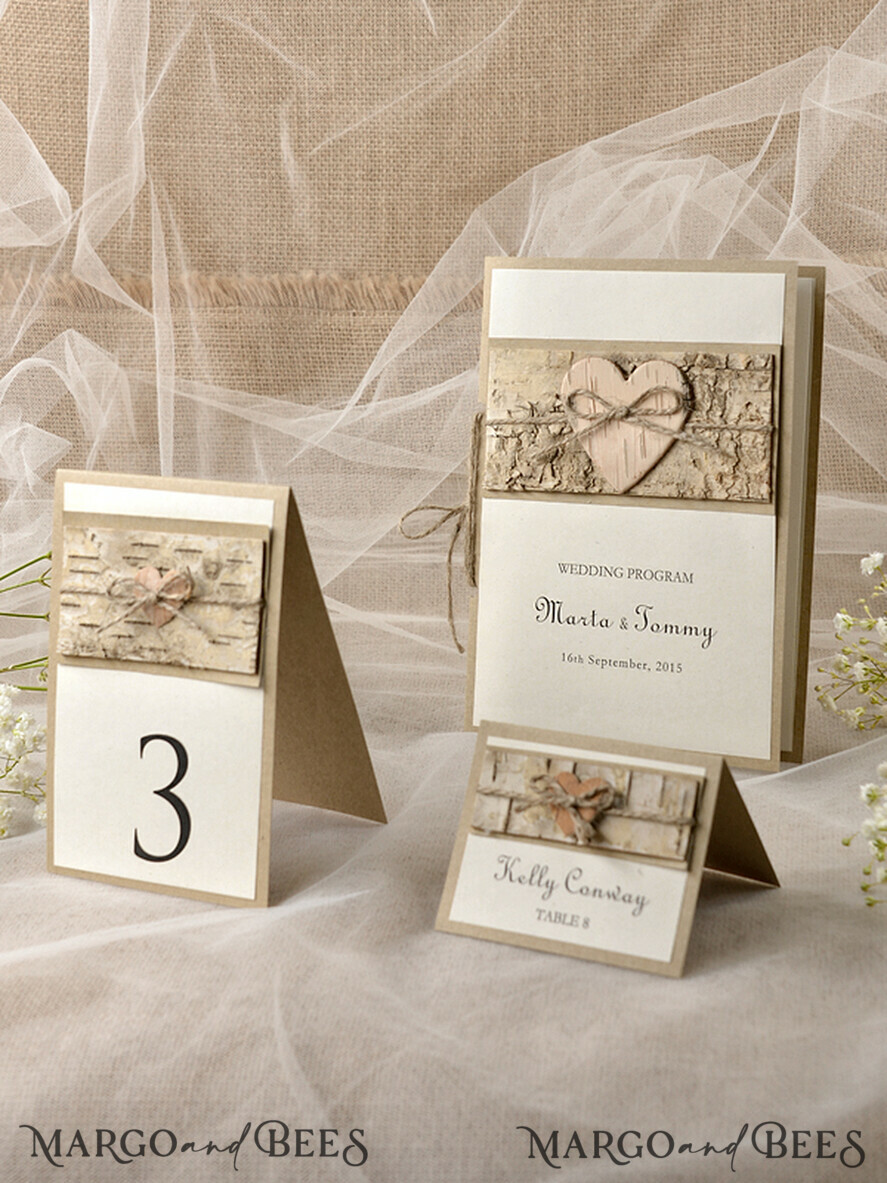 PLATZKARTEN / TISCHKARTEN  
 Rustikale Eco-Hochzeitsplatzkarten Romantische Eco-Hochzeitsplatzkarten mit Rinde und Jute-Band, braune und elfenbeinfarbene Namensschilder mit Holzherz, rustikale Hochzeitsstationery, elegante Hochzeitsplatzkarten.
