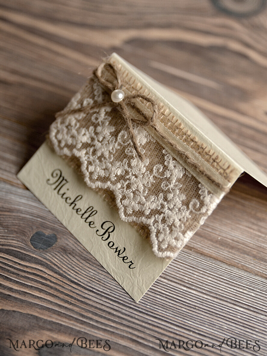 PLATZKARTEN / TISCHKARTEN  
 Rustikale Eco-Hochzeitsplatzkarten Rustikale Elfenbein-Hochzeitsplatzkarten, elegante Spitze mit Jute-Schnur, elegante Hochzeitsstationery, romantische Hochzeitsplatzkarten, rustikale Empfangskarten, editierbarer Text.