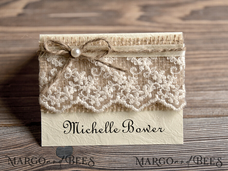 PLATZKARTEN / TISCHKARTEN  
 Rustikale Eco-Hochzeitsplatzkarten Rustikale Elfenbein-Hochzeitsplatzkarten, elegante Spitze mit Jute-Schnur, elegante Hochzeitsstationery, romantische Hochzeitsplatzkarten, rustikale Empfangskarten, editierbarer Text.