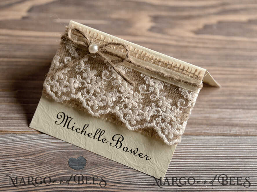 PLATZKARTEN / TISCHKARTEN  
 Rustikale Eco-Hochzeitsplatzkarten Rustikale Elfenbein-Hochzeitsplatzkarten, elegante Spitze mit Jute-Schnur, elegante Hochzeitsstationery, romantische Hochzeitsplatzkarten, rustikale Empfangskarten, editierbarer Text.
