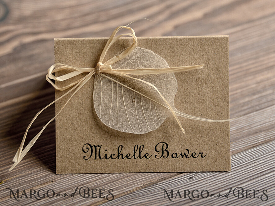 PLATZKARTEN / TISCHKARTEN  
 Rustikale Eco-Hochzeitsplatzkarten Minimalistische rustikale ökologische braune Hochzeitsplatzkarten mit Raffia-Schnur und getrocknetem Blatt, einfache Hochzeitsstationery, elegante Hochzeitsplatzkarten, rustikale Escortkarten.