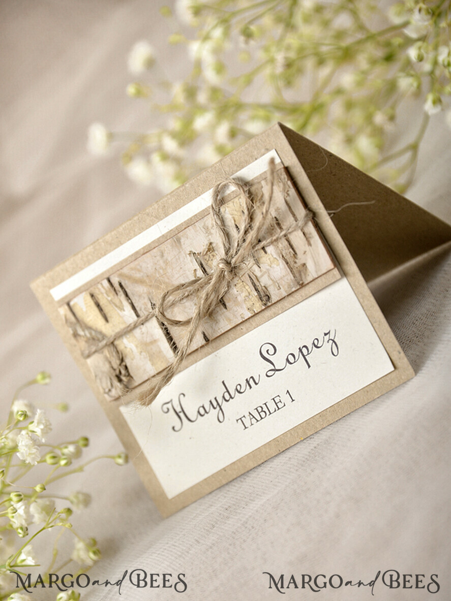 PLATZKARTEN / TISCHKARTEN  
 Rustikale Eco-Hochzeitsplatzkarten Öko-Hochzeitsplatzkarten mit Rinde und Jute-Schnur, weiße und braune Namensschilder, rustikale Hochzeitsstationery, elegante Hochzeitsplatzkarten, rustikale Tischkarten.