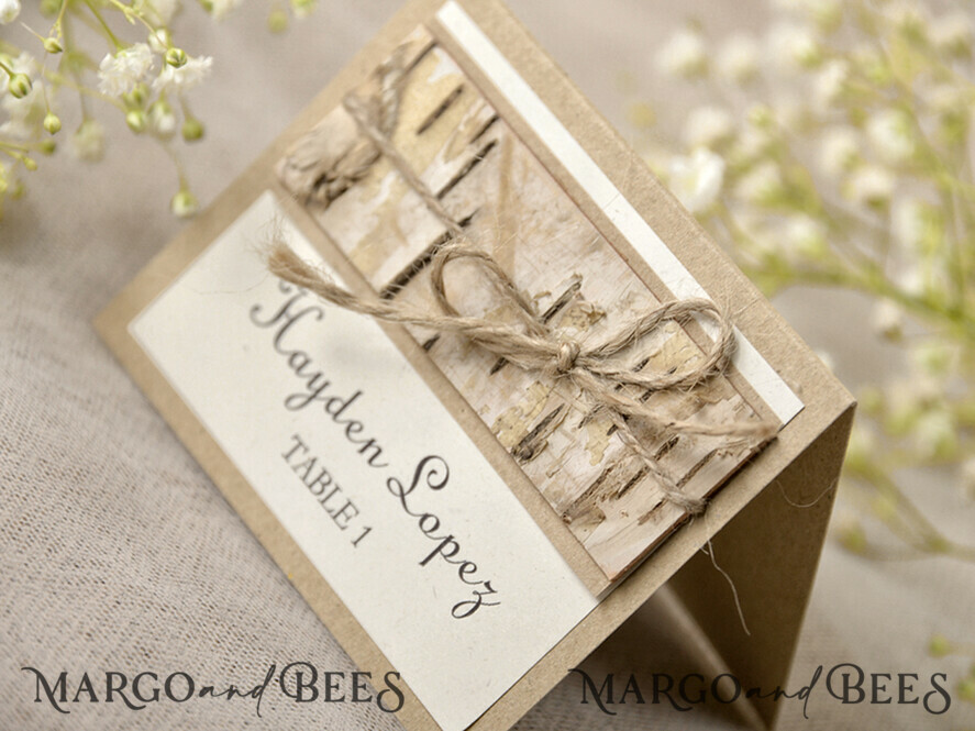 PLATZKARTEN / TISCHKARTEN  
 Rustikale Eco-Hochzeitsplatzkarten Öko-Hochzeitsplatzkarten mit Rinde und Jute-Schnur, weiße und braune Namensschilder, rustikale Hochzeitsstationery, elegante Hochzeitsplatzkarten, rustikale Tischkarten.