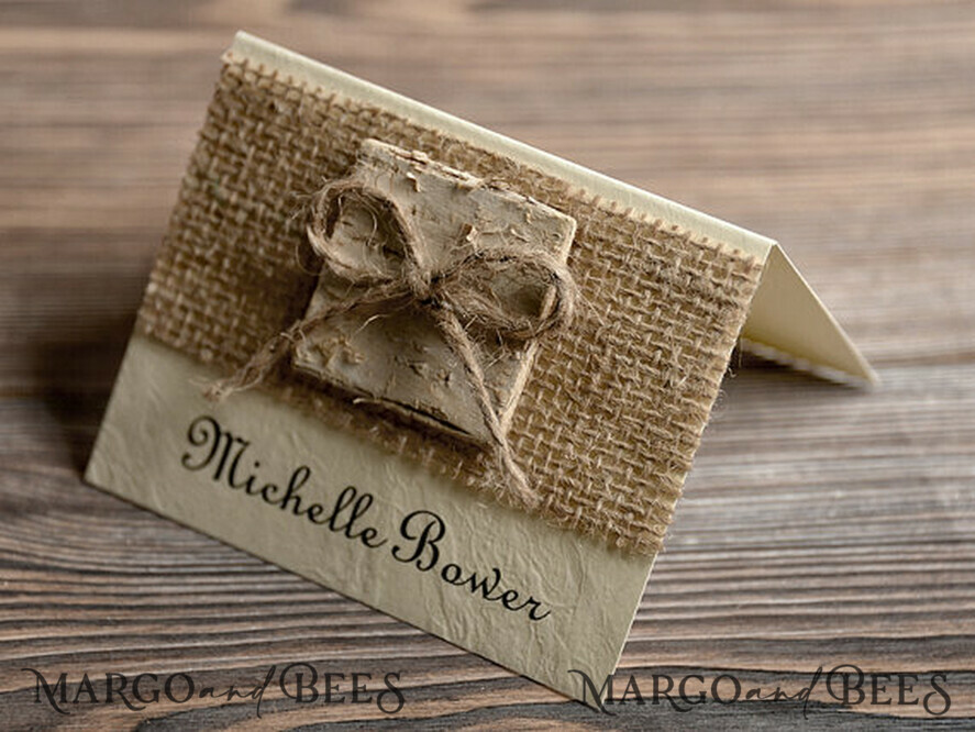 PLATZKARTEN / TISCHKARTEN  
 Rustikale Eco-Hochzeitsplatzkarten Rustikale Elfenbein-Hochzeitsplatzkarten mit natürlichem Jute, einfache Hochzeitsnamensschilder mit Juteschnur-Schleife, Birken-Dekor, elegante Hochzeitsstationery, editierbarer Text.