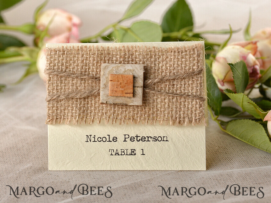PLATZKARTEN / TISCHKARTEN  
 Rustikale Eco-Hochzeitsplatzkarten Rustikale Elfenbein-Hochzeitsplatzkarten, Hochzeitsnamensschilder mit natürlichem Jute und Schnur, elegante Hochzeitsstationery, einfache Hochzeitsplatzkarten, editierbarer Text.