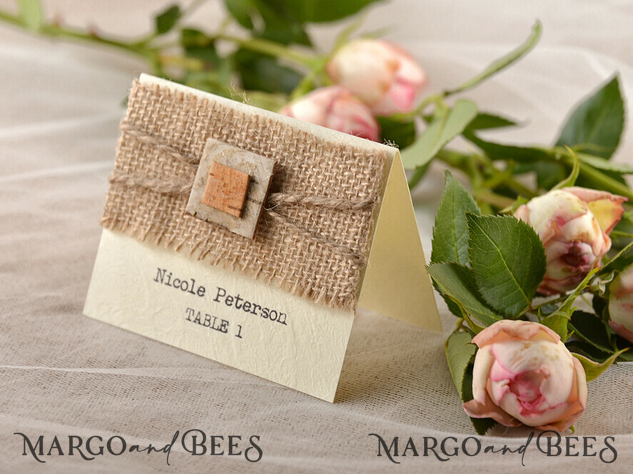 PLATZKARTEN / TISCHKARTEN  
 Rustikale Eco-Hochzeitsplatzkarten Rustikale Elfenbein-Hochzeitsplatzkarten, Hochzeitsnamensschilder mit natürlichem Jute und Schnur, elegante Hochzeitsstationery, einfache Hochzeitsplatzkarten, editierbarer Text.