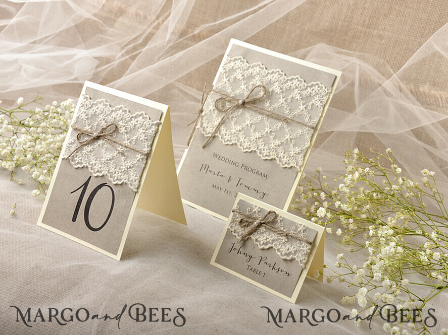 PLATZKARTEN / TISCHKARTEN  
 Rustikale Eco-Hochzeitsplatzkarten Romantische Eco-Hochzeitsplatzkarten mit elegantem weißen Spitzen und braunem Jute-Band, rustikale Hochzeitsstationery, zarte Hochzeitsplatzkarten, rustikale Begleitkarten.