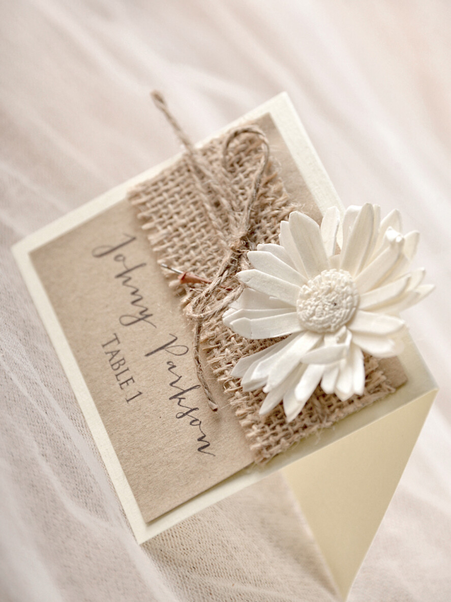 PLATZKARTEN / TISCHKARTEN  
 Rustikale Eco-Hochzeitsplatzkarten Romantische Eco Braune Hochzeitsplatzkarten, Elfenbeinfarbene Namensschilder mit weißen Blumen und Jute-Band, Rustikale Hochzeitsstationery, Elegante Hochzeitsplatzkarten, Editierbarer Text