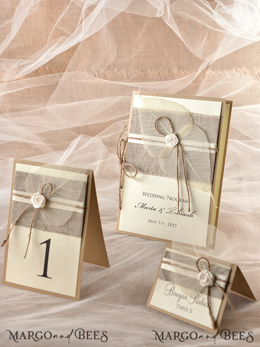 PLATZKARTEN / TISCHKARTEN  
 Rustikale Eco-Hochzeitsplatzkarten Elegante Eco-Braune Hochzeitstischkarten mit weißer Rose, Elfenbein Hochzeit Namensschilder mit braunem Jute-Schnur und getrocknetem Blatt, Rustikale Hochzeitspapeterie, editierbarer Text