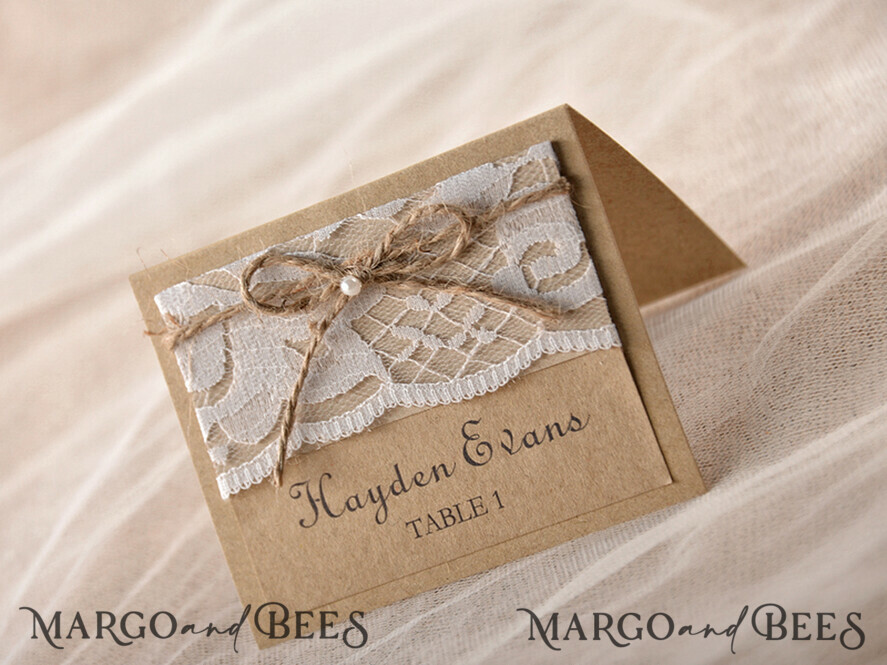 PLATZKARTEN / TISCHKARTEN  
 Rustikale Eco-Hochzeitsplatzkarten Einfache Eco Braune Hochzeitsplatzkarte, Weiße Spitze mit braunem Jute-Band, Delitace Hochzeitsstationery, Rustikale Hochzeitsplatzkarten, Bearbeitbarer Text, Rustikale Karten
