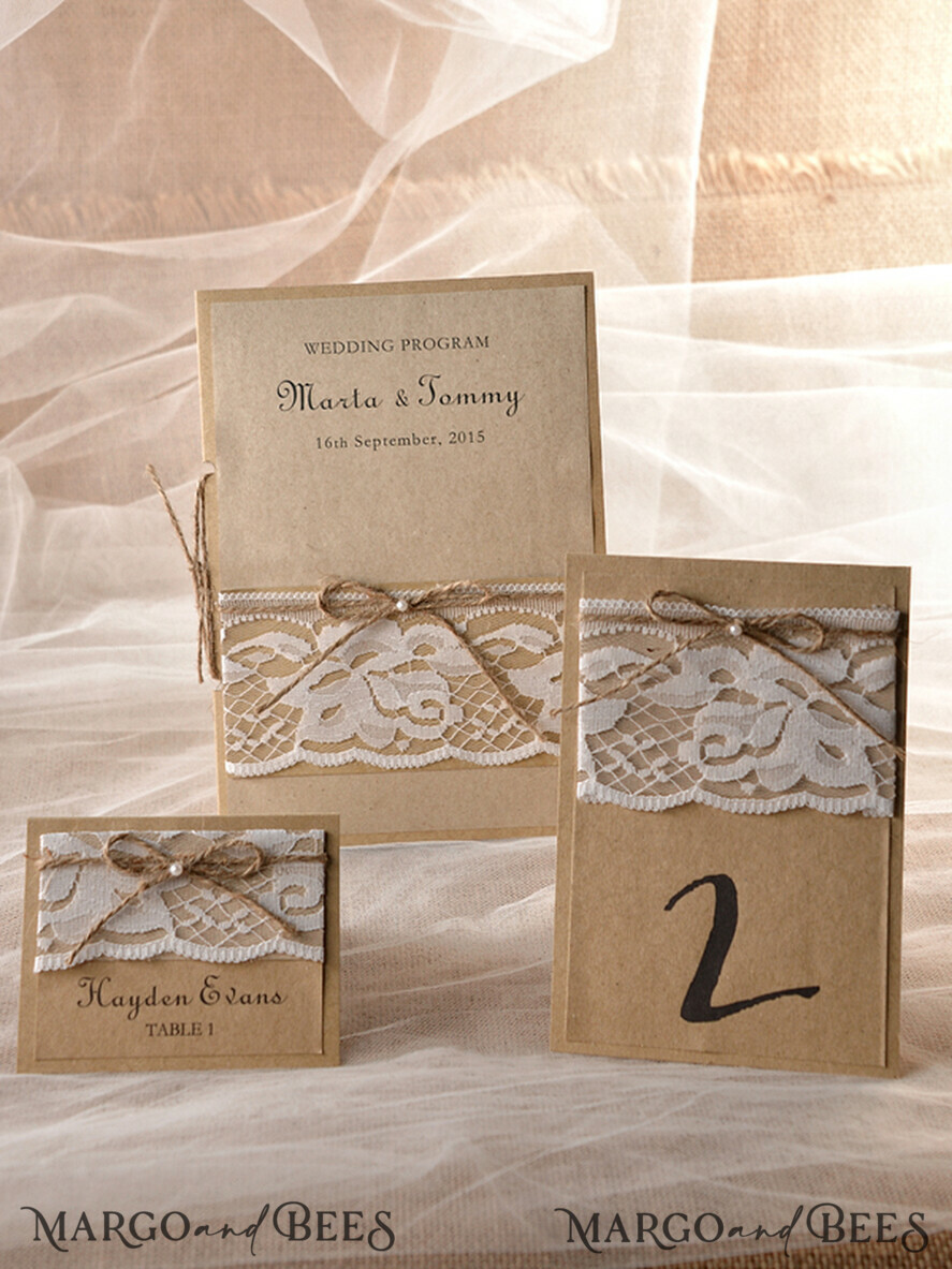 PLATZKARTEN / TISCHKARTEN  
 Rustikale Eco-Hochzeitsplatzkarten Einfache Eco Braune Hochzeitsplatzkarte, Weiße Spitze mit braunem Jute-Band, Delitace Hochzeitsstationery, Rustikale Hochzeitsplatzkarten, Bearbeitbarer Text, Rustikale Karten