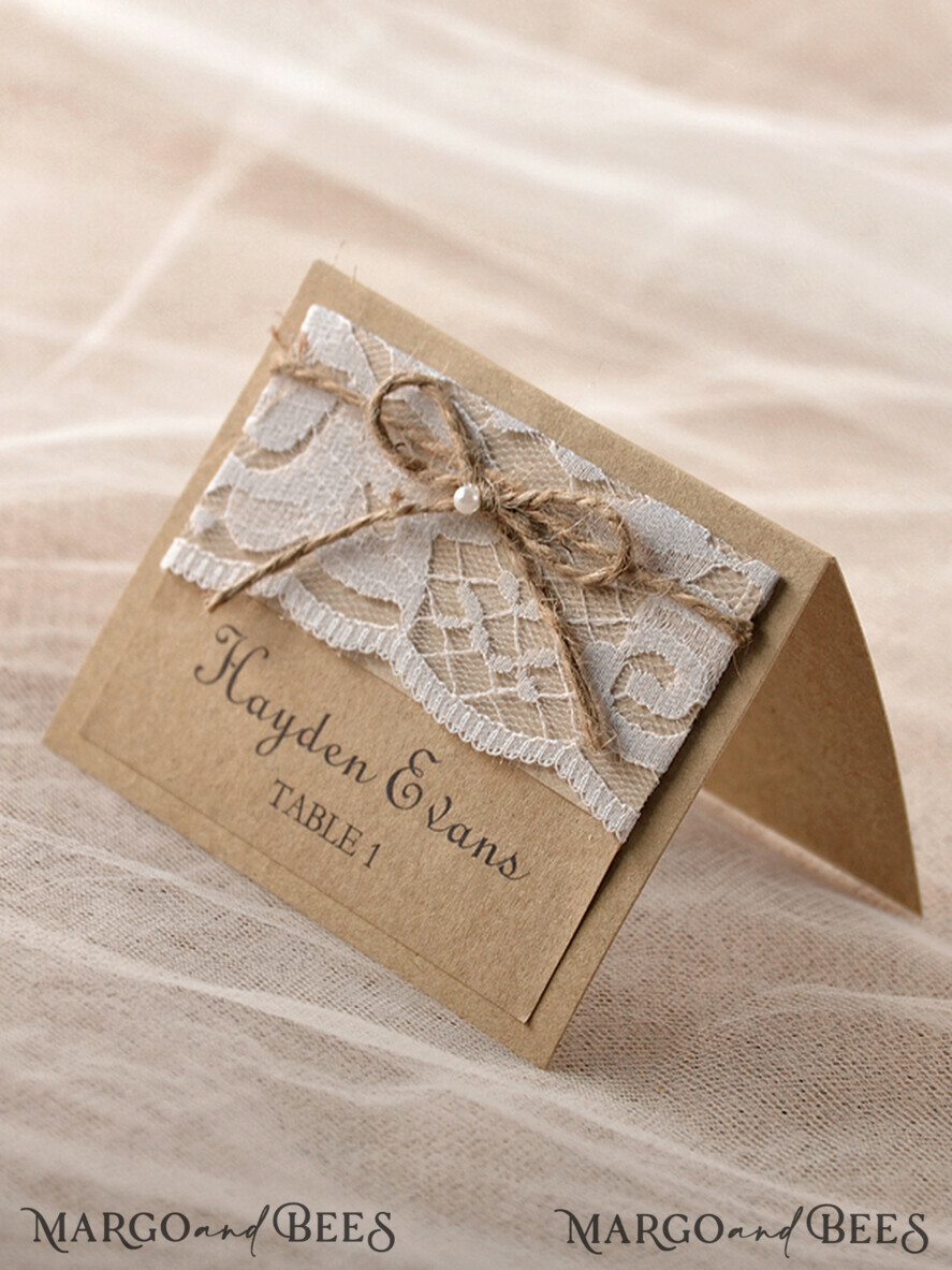 PLATZKARTEN / TISCHKARTEN  
 Rustikale Eco-Hochzeitsplatzkarten Einfache Eco Braune Hochzeitsplatzkarte, Weiße Spitze mit braunem Jute-Band, Delitace Hochzeitsstationery, Rustikale Hochzeitsplatzkarten, Bearbeitbarer Text, Rustikale Karten