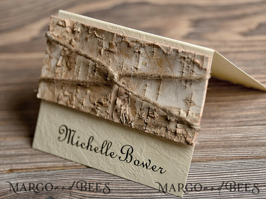 PLATZKARTEN / TISCHKARTEN  
 Rustikale Eco-Hochzeitsplatzkarten Rustikale Hochzeitsplatzkarte mit Rinde und natürlichem Jute-Schnur, einfaches elfenbeinfarbenes Hochzeitsnamensschild, einzigartige Platzkarten für romantische Hochzeiten, individuelle Tischkarten.