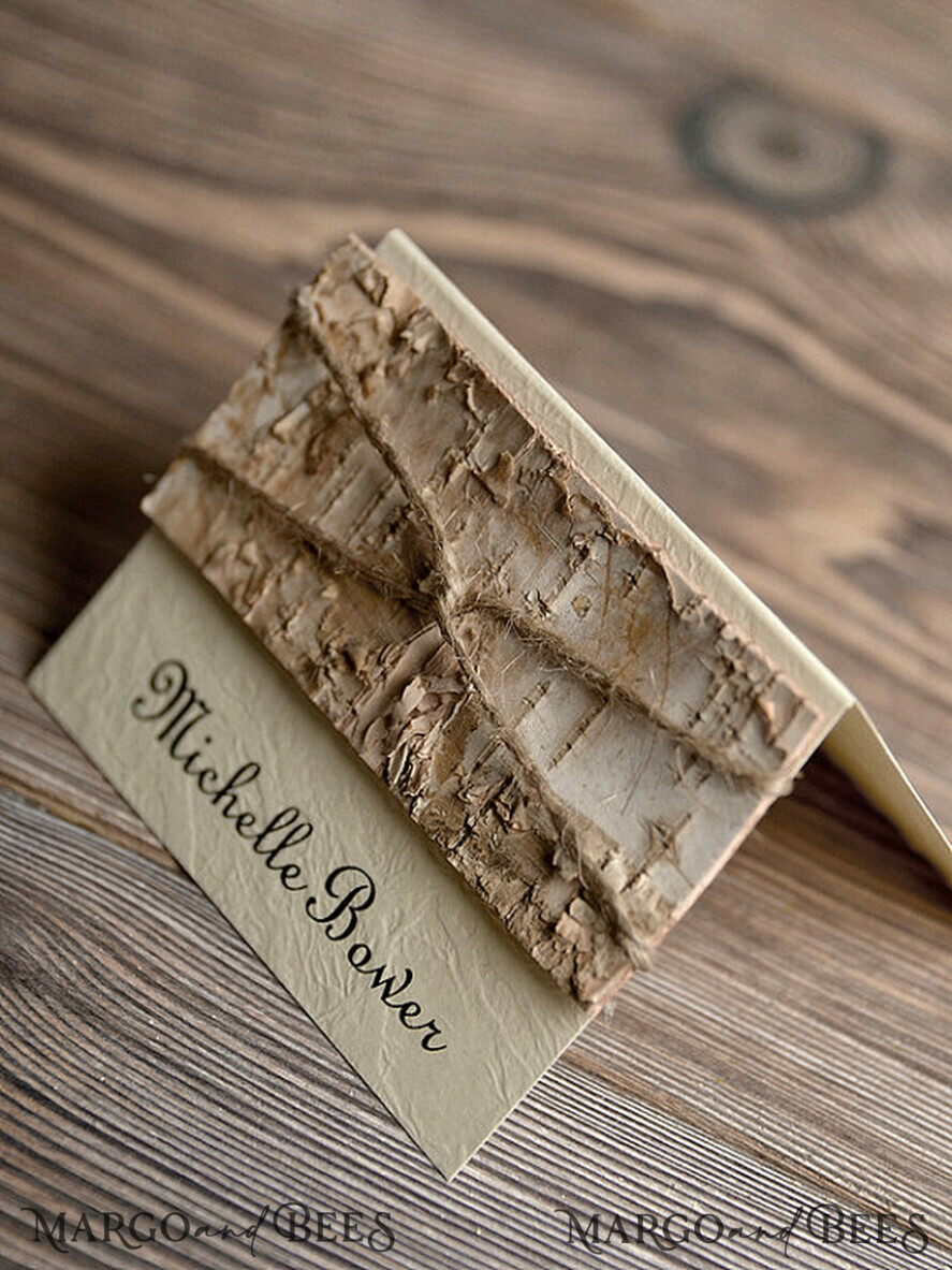 PLATZKARTEN / TISCHKARTEN  
 Rustikale Eco-Hochzeitsplatzkarten Rustikale Hochzeitsplatzkarte mit Rinde und natürlichem Jute-Schnur, einfaches elfenbeinfarbenes Hochzeitsnamensschild, einzigartige Platzkarten für romantische Hochzeiten, individuelle Tischkarten.