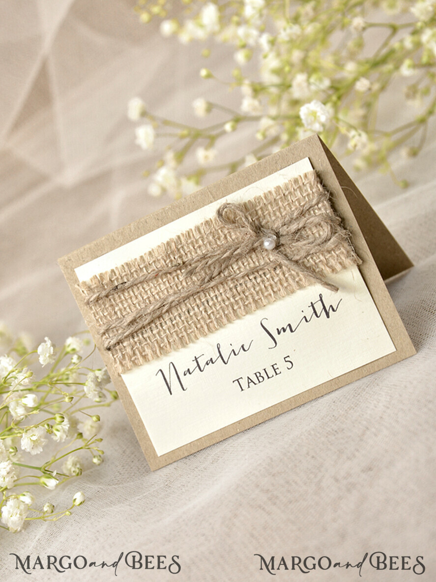PLATZKARTEN / TISCHKARTEN  
 Rustikale Eco-Hochzeitsplatzkarten Rustikale Elfenbein-Hochzeitsplatzkarten, natürliche Jute mit Juteband, schwarzer Druck, zarte Hochzeitsstationery, rustikale Hochzeitsbegleitkarten, bearbeitbarer Text.