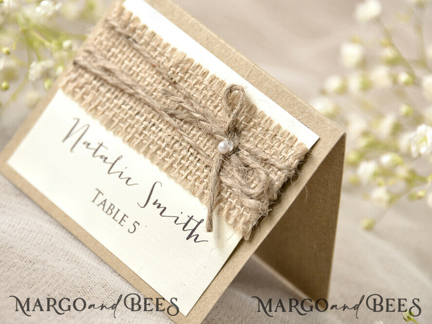 PLATZKARTEN / TISCHKARTEN  
 Rustikale Eco-Hochzeitsplatzkarten Rustikale Elfenbein-Hochzeitsplatzkarten, natürliche Jute mit Juteband, schwarzer Druck, zarte Hochzeitsstationery, rustikale Hochzeitsbegleitkarten, bearbeitbarer Text.