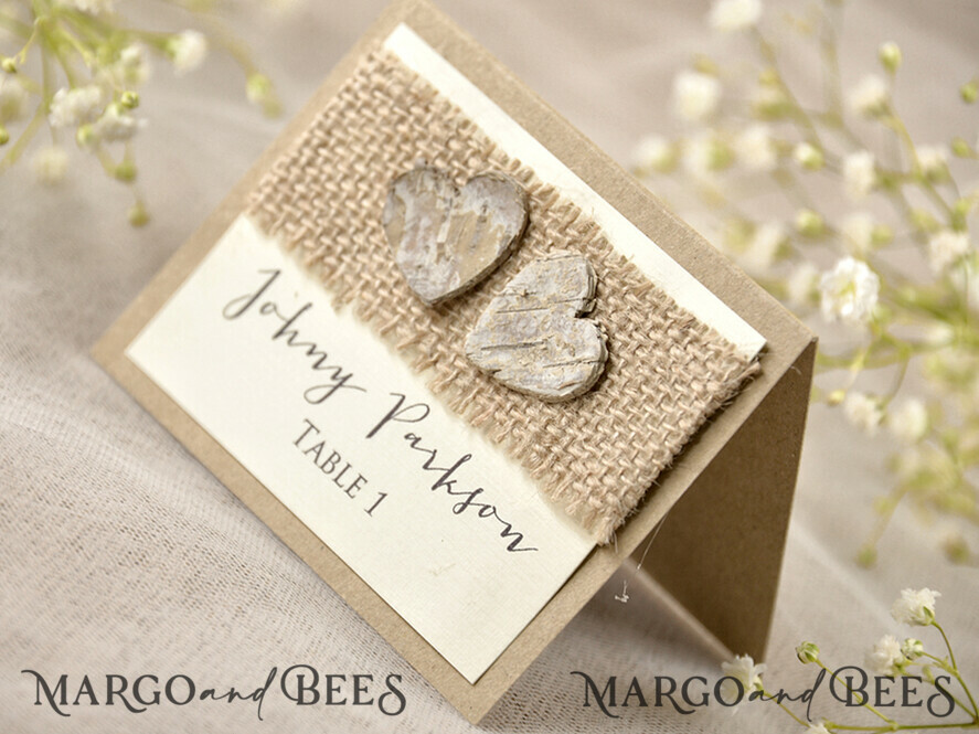 PLATZKARTEN / TISCHKARTEN  
 Rustikale Eco-Hochzeitsplatzkarten Rustikale Elfenbein-Hochzeitsplatzkarten, natürliche Jute und Holzherz, eleganter schwarzer Druck, zarte Hochzeitsstationery, maßgeschneiderte Hochzeits-Eskortkarten, editierbarer Text