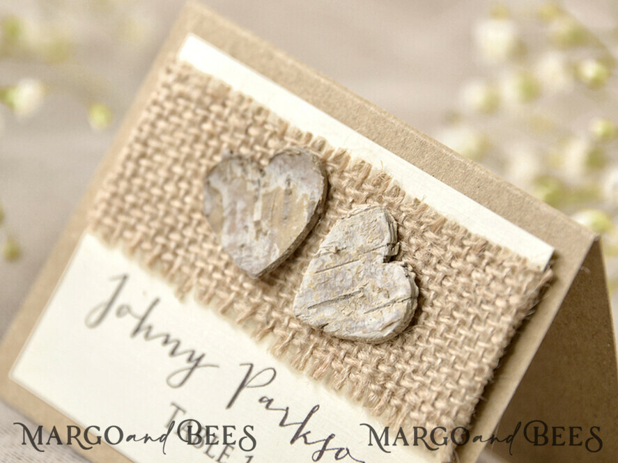 PLATZKARTEN / TISCHKARTEN  
 Rustikale Eco-Hochzeitsplatzkarten Rustikale Elfenbein-Hochzeitsplatzkarten, natürliche Jute und Holzherz, eleganter schwarzer Druck, zarte Hochzeitsstationery, maßgeschneiderte Hochzeits-Eskortkarten, editierbarer Text