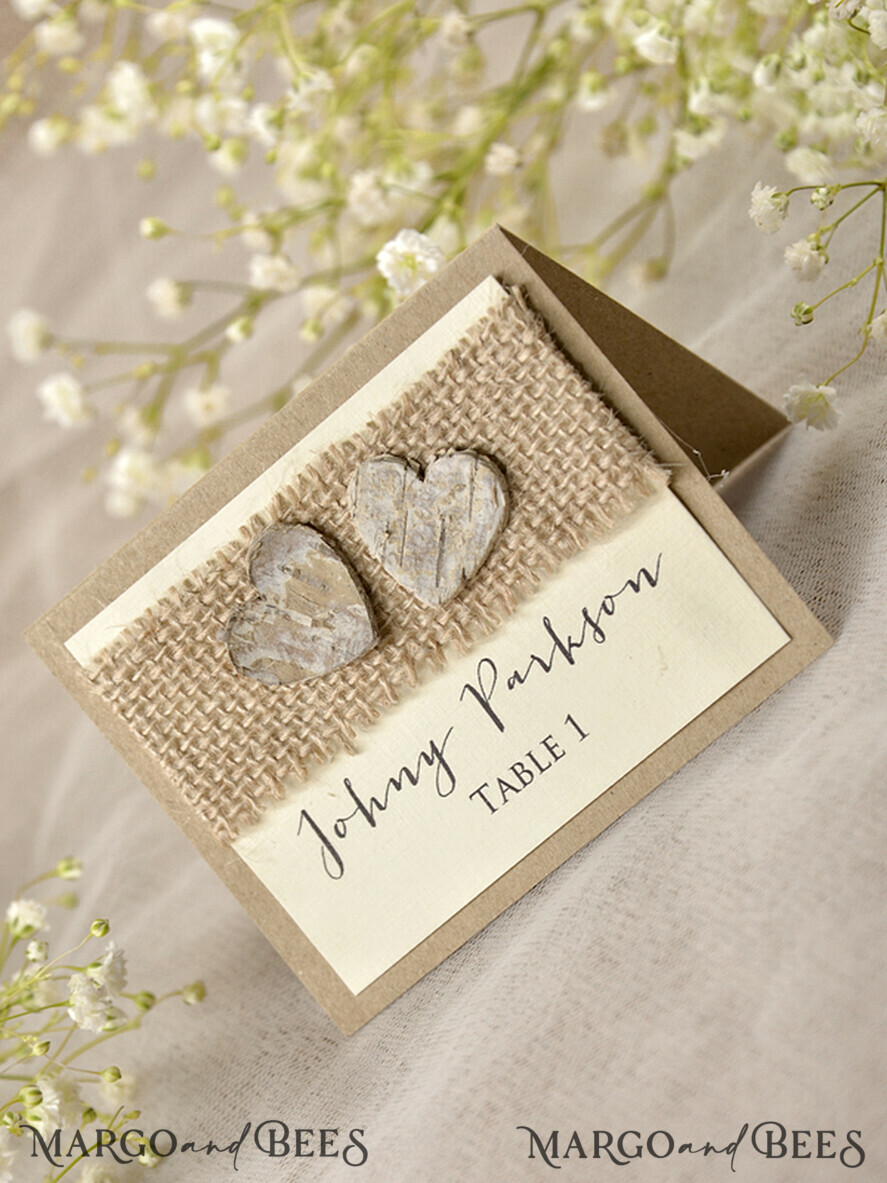 PLATZKARTEN / TISCHKARTEN  
 Rustikale Eco-Hochzeitsplatzkarten Rustikale Elfenbein-Hochzeitsplatzkarten, natürliche Jute und Holzherz, eleganter schwarzer Druck, zarte Hochzeitsstationery, maßgeschneiderte Hochzeits-Eskortkarten, editierbarer Text