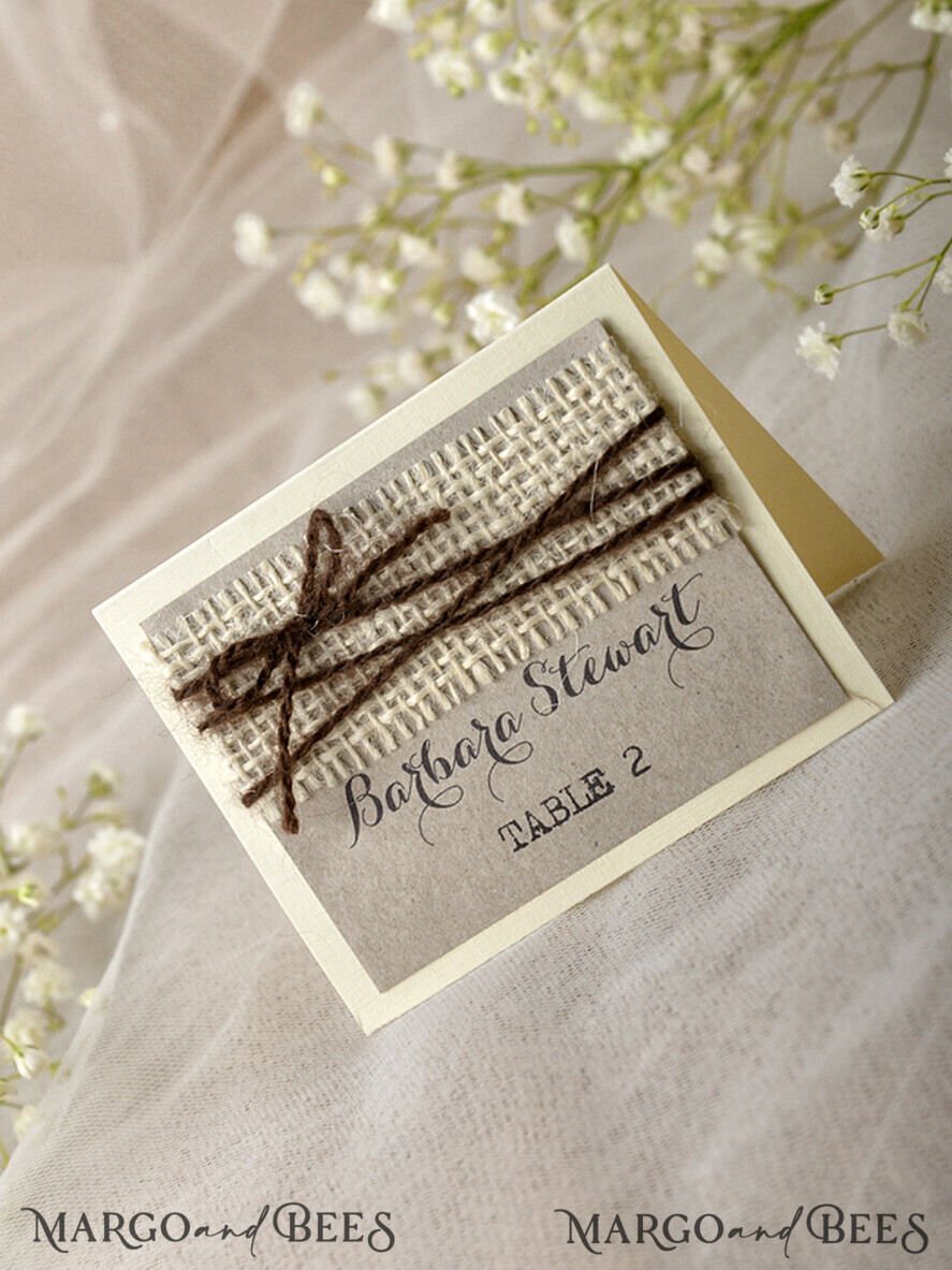 PLATZKARTEN / TISCHKARTEN  
 Rustikale Eco-Hochzeitsplatzkarten Rustikale Eco Braune Hochzeitsplatzkarten, Ivory-Burlap und braunes Bindfaden, Schwarzer Druck, Zarte Hochzeitsstationery, Rustikale Hochzeitsbegleitkarte, Bearbeitbarer Text
