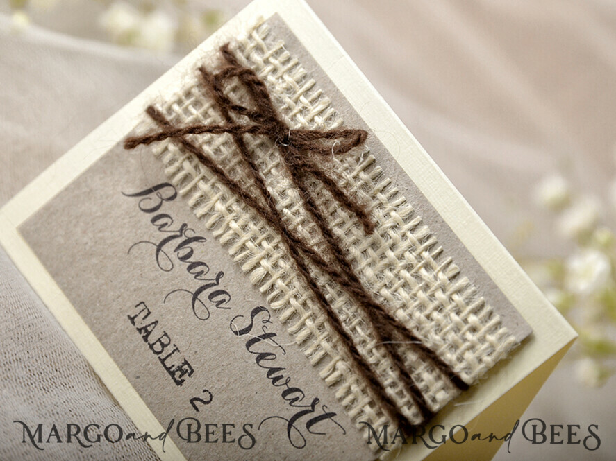 PLATZKARTEN / TISCHKARTEN  
 Rustikale Eco-Hochzeitsplatzkarten Rustikale Eco Braune Hochzeitsplatzkarten, Ivory-Burlap und braunes Bindfaden, Schwarzer Druck, Zarte Hochzeitsstationery, Rustikale Hochzeitsbegleitkarte, Bearbeitbarer Text