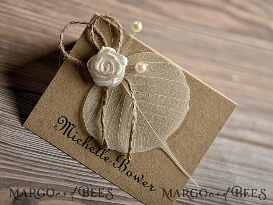 PLATZKARTEN / TISCHKARTEN  
 Rustikale Eco-Hochzeitsplatzkarten Rustikale Eco Braune Hochzeitsplatzkarten, zarte Hochzeitsnamensschilder mit weißer Rosendekoration, Jute-Schnur und getrocknetem Blatt, einzigartige ökologische Hochzeitsstationery, bearbeitbarer Text