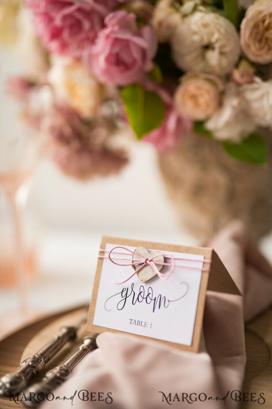 PLATZKARTEN / TISCHKARTEN  
 Rustikale Eco-Hochzeitsplatzkarten Minimalistische weiße Hochzeitsplatzkarten mit rosa Twine und Holzherz, rustikal ökologisches Braun mit schwarzem Druck, zarte Hochzeitsnamensschilder, Boho-Eskortkarten