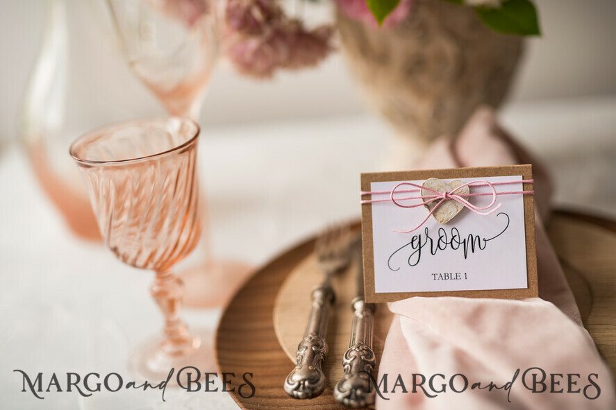 PLATZKARTEN / TISCHKARTEN  
 Rustikale Eco-Hochzeitsplatzkarten Minimalistische weiße Hochzeitsplatzkarten mit rosa Twine und Holzherz, rustikal ökologisches Braun mit schwarzem Druck, zarte Hochzeitsnamensschilder, Boho-Eskortkarten