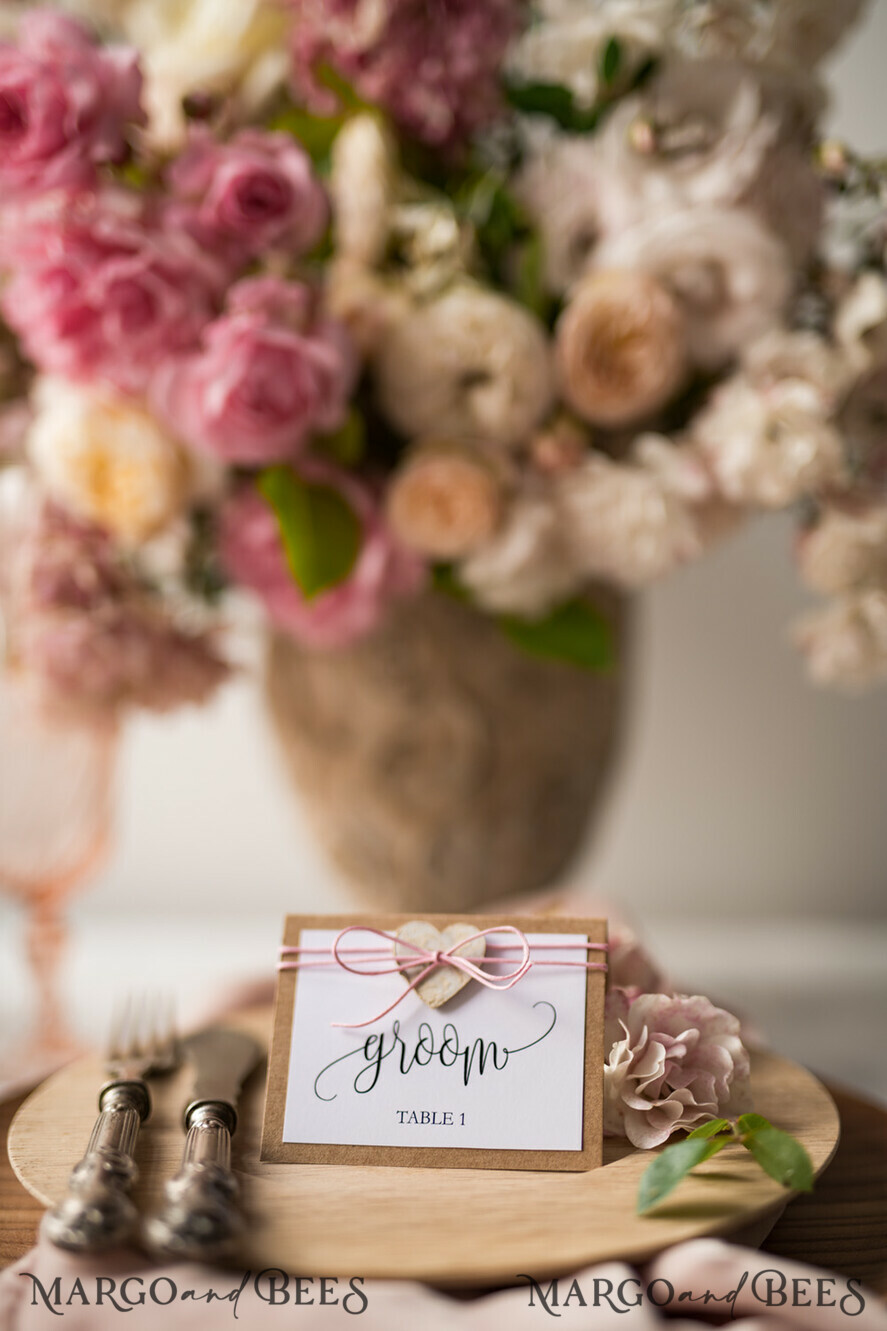 PLATZKARTEN / TISCHKARTEN  
 Rustikale Eco-Hochzeitsplatzkarten Minimalistische weiße Hochzeitsplatzkarten mit rosa Twine und Holzherz, rustikal ökologisches Braun mit schwarzem Druck, zarte Hochzeitsnamensschilder, Boho-Eskortkarten
