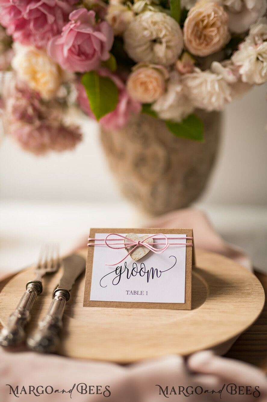 PLATZKARTEN / TISCHKARTEN  
 Rustikale Eco-Hochzeitsplatzkarten Minimalistische weiße Hochzeitsplatzkarten mit rosa Twine und Holzherz, rustikal ökologisches Braun mit schwarzem Druck, zarte Hochzeitsnamensschilder, Boho-Eskortkarten