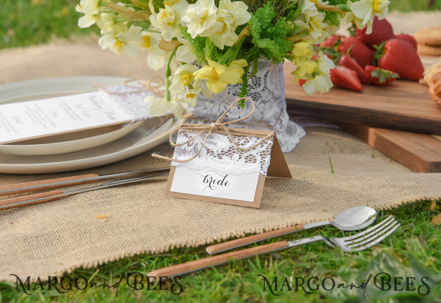 PLATZKARTEN / TISCHKARTEN  
 Rustikale Eco-Hochzeitsplatzkarten Minimalistische weiße Hochzeitsplatzkarten, rustikale Namensschilder, einfache romantische Hochzeitsnamensschilder mit Spitze und Jute-Schnur, benutzerdefinierter Text, rustikale Hochzeitsplatzkarten.