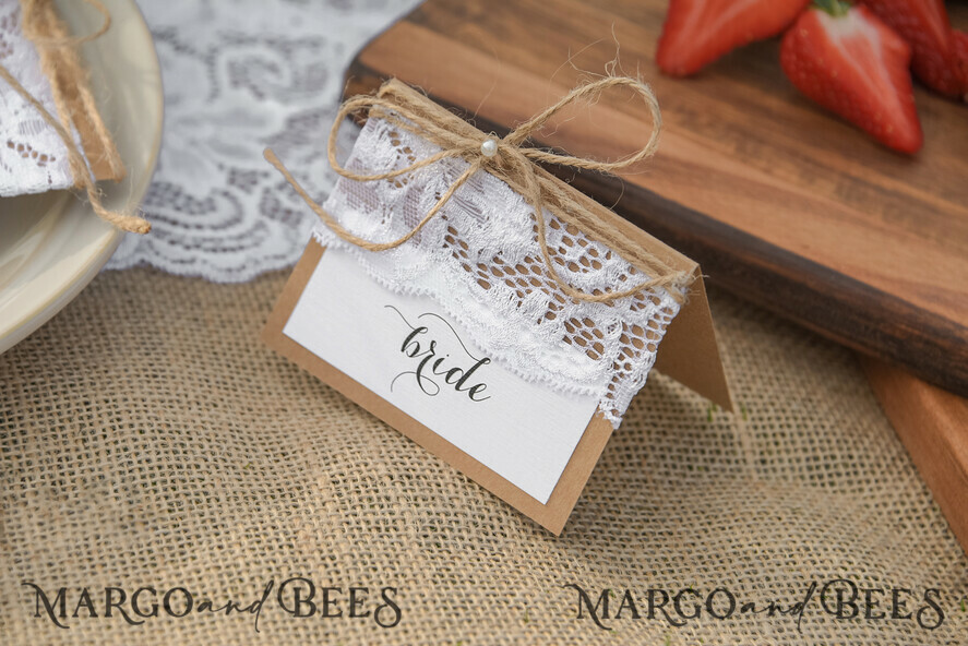 PLATZKARTEN / TISCHKARTEN  
 Rustikale Eco-Hochzeitsplatzkarten Minimalistische weiße Hochzeitsplatzkarten, rustikale Namensschilder, einfache romantische Hochzeitsnamensschilder mit Spitze und Jute-Schnur, benutzerdefinierter Text, rustikale Hochzeitsplatzkarten.