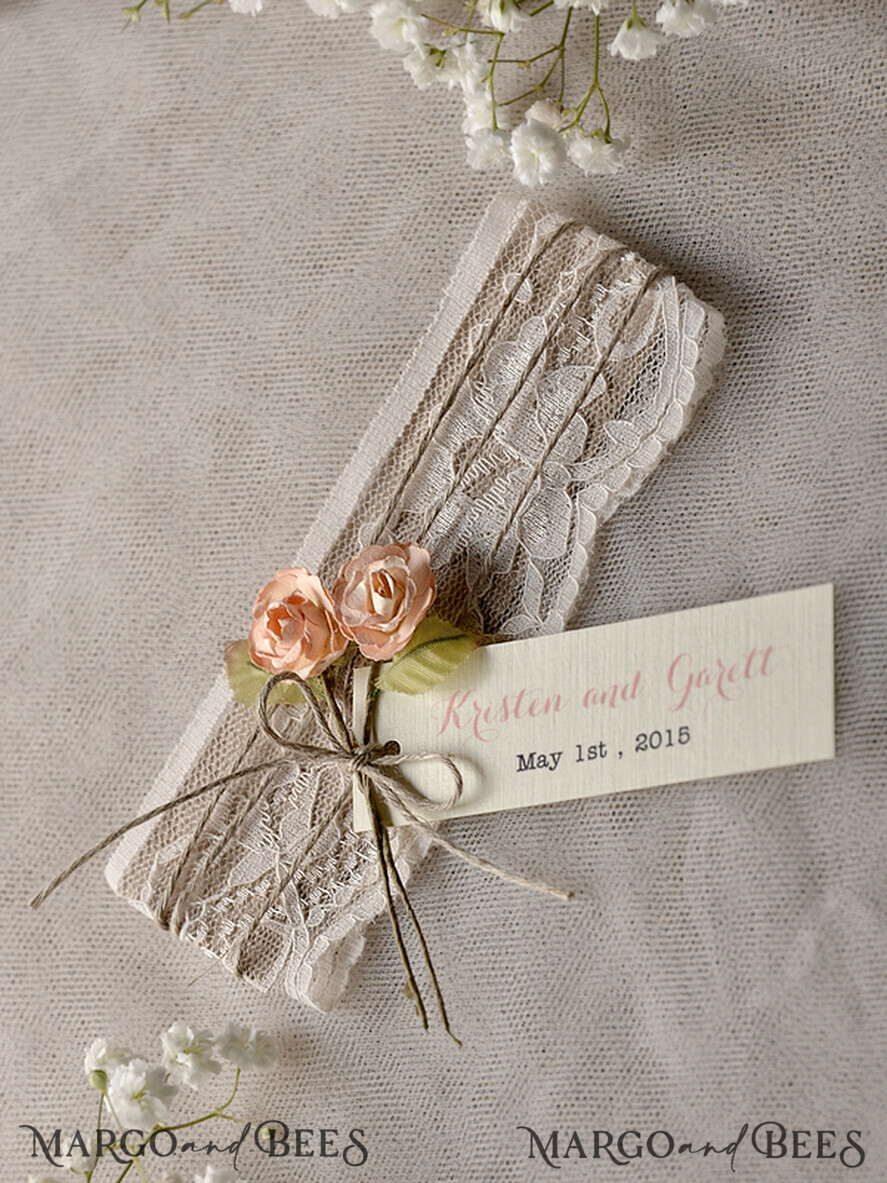 HOCHZEITS EINLADUNGEN vintage Spitze / rustikale Spitze Pfirsich Rustikale Hochzeitskarten mit echtem Spitzen-Mindestinvitation perfekt für eine Sommer-Landhochzeit
