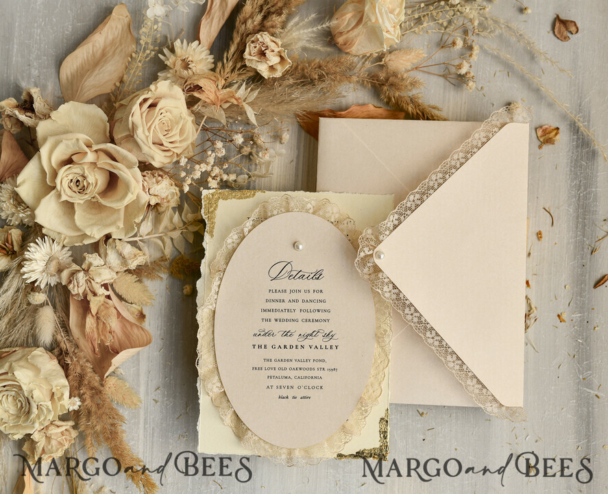 HOCHZEITS EINLADUNGEN vintage Spitze / rustikale Spitze Luxus-Hochzeitseinladungen in einer warmen Beige- und Nude-Farbpalette.