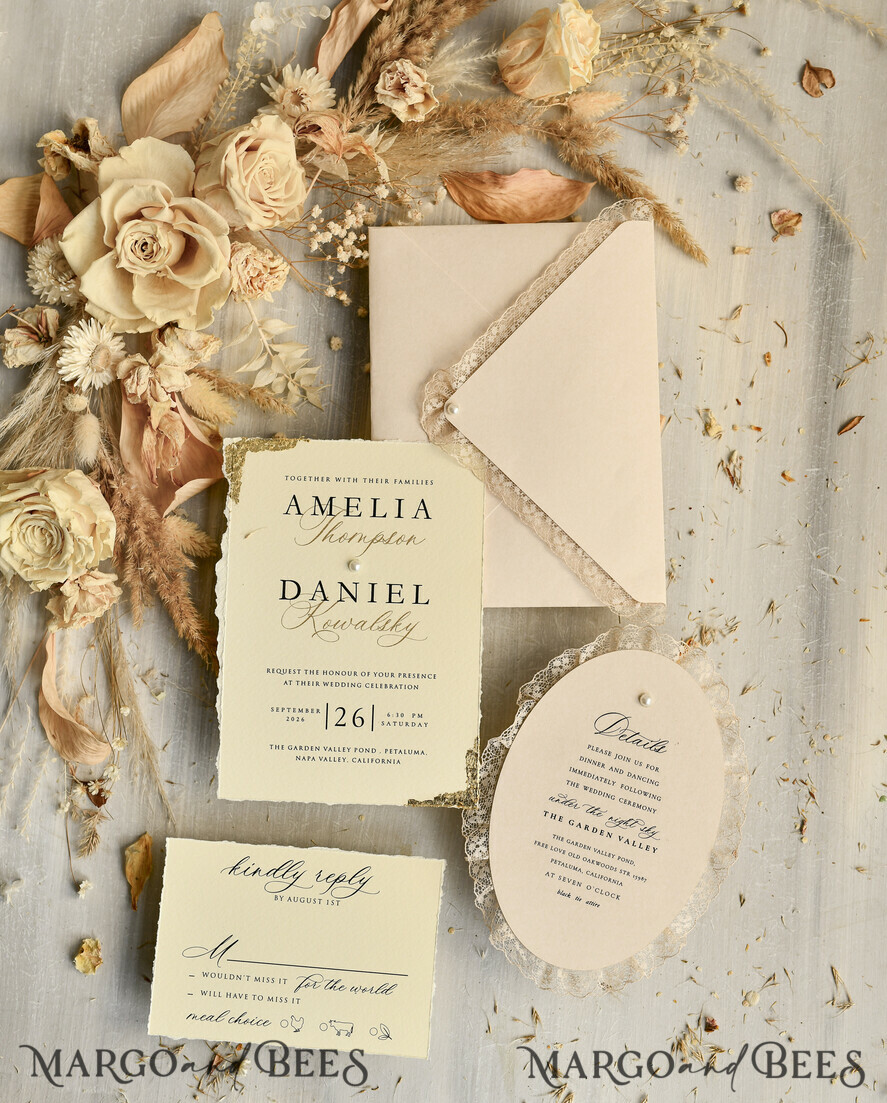 HOCHZEITS EINLADUNGEN vintage Spitze / rustikale Spitze Luxus-Hochzeitseinladungen in einer warmen Beige- und Nude-Farbpalette.