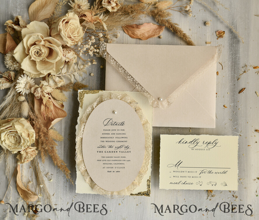 HOCHZEITS EINLADUNGEN vintage Spitze / rustikale Spitze Luxus-Hochzeitseinladungen in einer warmen Beige- und Nude-Farbpalette.