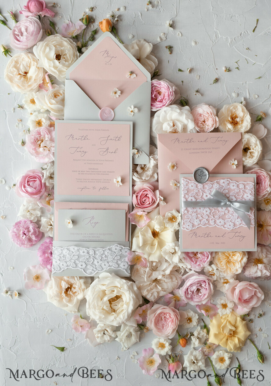 HOCHZEITS EINLADUNGEN vintage Spitze / rustikale Spitze Romantische Hochzeitseinladungen Vintage Spitze Personalisierte Einladung Hellgrau und Blush Pink