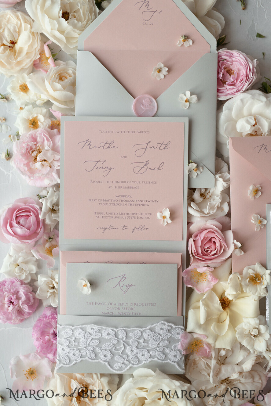 HOCHZEITS EINLADUNGEN vintage Spitze / rustikale Spitze Romantische Hochzeitseinladungen Vintage Spitze Personalisierte Einladung Hellgrau und Blush Pink