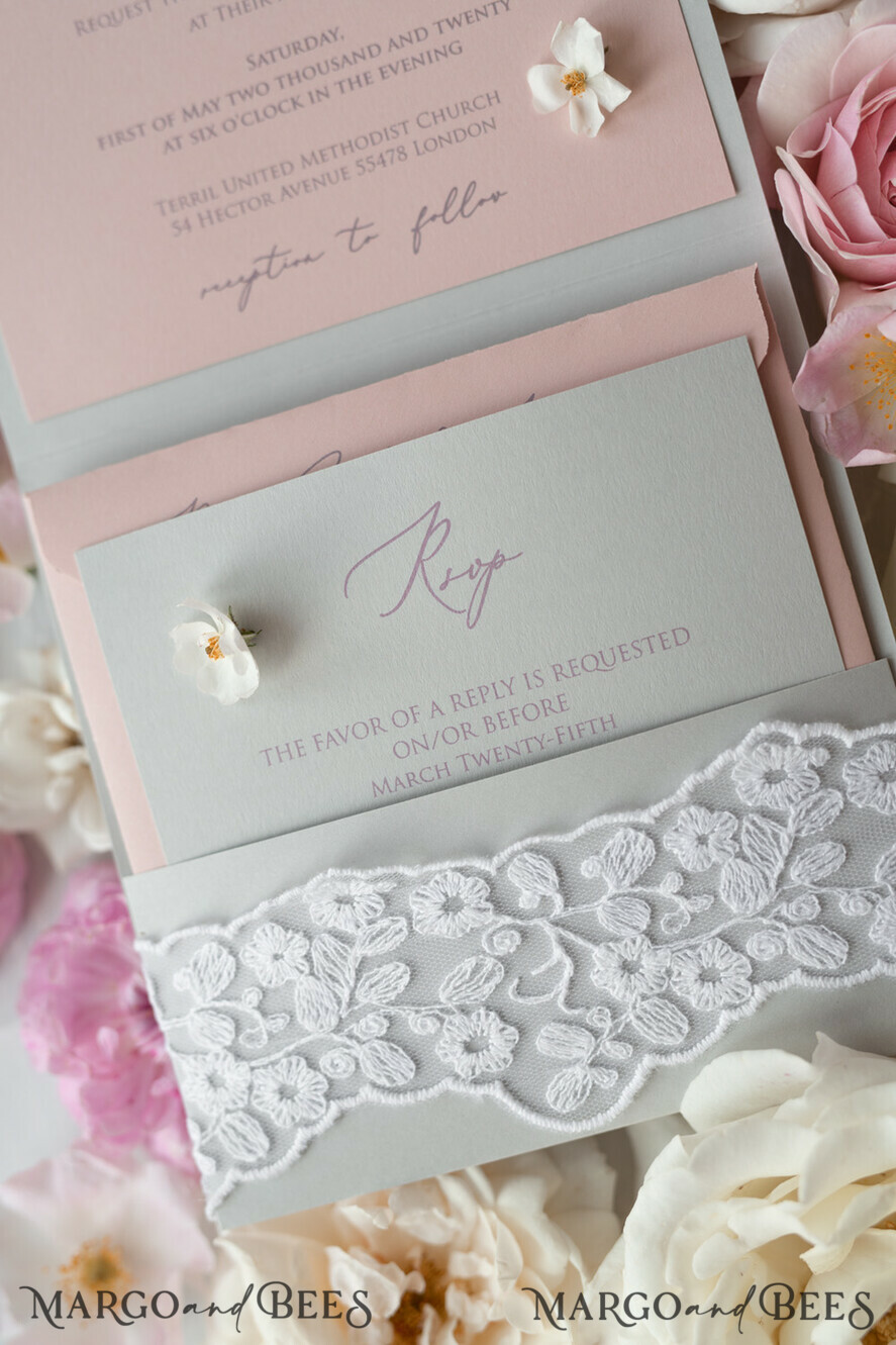 HOCHZEITS EINLADUNGEN vintage Spitze / rustikale Spitze Romantische Hochzeitseinladungen Vintage Spitze Personalisierte Einladung Hellgrau und Blush Pink