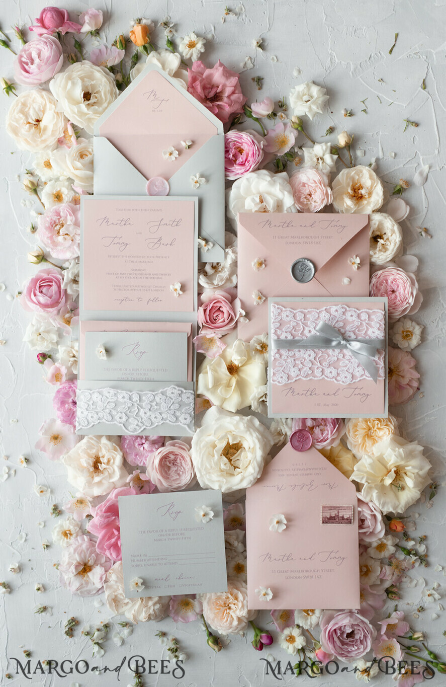 HOCHZEITS EINLADUNGEN vintage Spitze / rustikale Spitze Romantische Hochzeitseinladungen Vintage Spitze Personalisierte Einladung Hellgrau und Blush Pink
