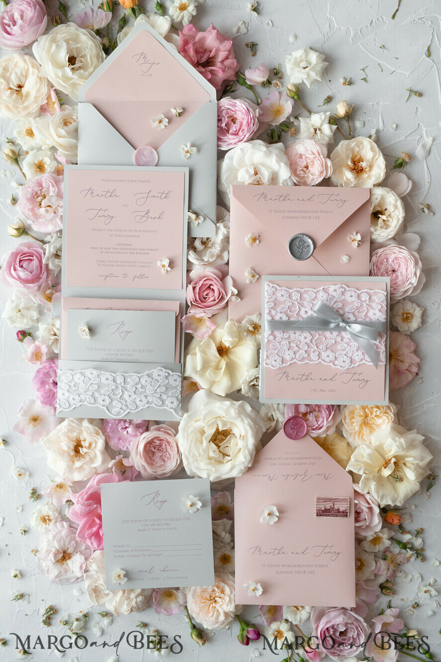 HOCHZEITS EINLADUNGEN vintage Spitze / rustikale Spitze Romantische Hochzeitseinladungen Vintage Spitze Personalisierte Einladung Hellgrau und Blush Pink