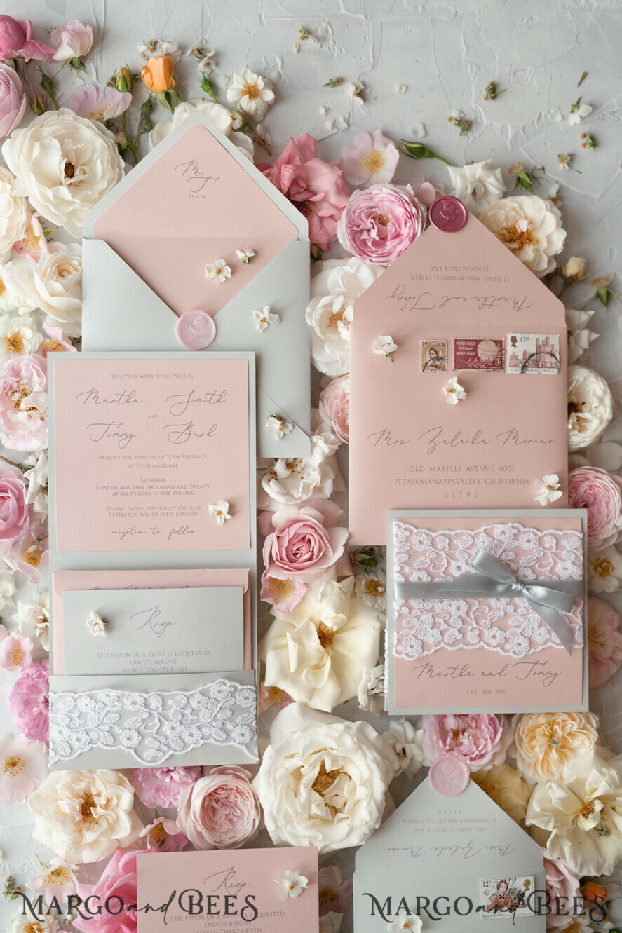 HOCHZEITS EINLADUNGEN vintage Spitze / rustikale Spitze Romantische Hochzeitseinladungen Vintage Spitze Personalisierte Einladung Hellgrau und Blush Pink