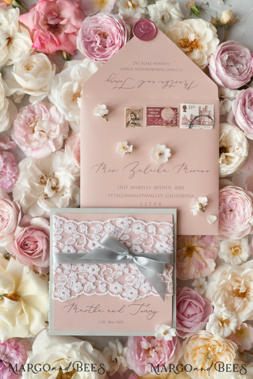 HOCHZEITS EINLADUNGEN vintage Spitze / rustikale Spitze Romantische Hochzeitseinladungen Vintage Spitze Personalisierte Einladung Hellgrau und Blush Pink