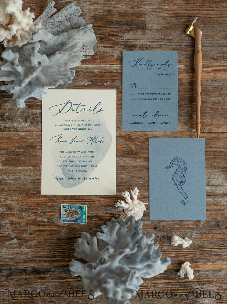 HOCHZEITS EINLADUNGEN Pass zur Liebe / Strandhochzeits-Einladungen Strandstaubige blaue Hochzeitseinladungen Vellum-Verpackung Hochzeitseinladungen mit Seepferdchen Wachssiegel Hochzeitskarten