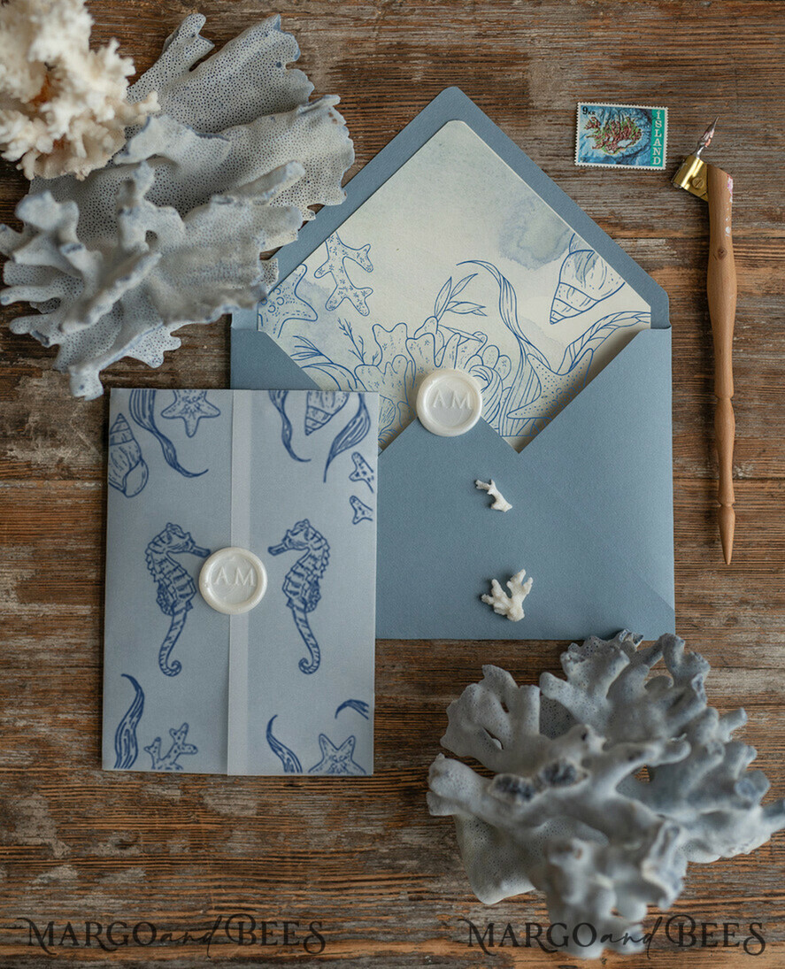 HOCHZEITS EINLADUNGEN Pass zur Liebe / Strandhochzeits-Einladungen Strandstaubige blaue Hochzeitseinladungen Vellum-Verpackung Hochzeitseinladungen mit Seepferdchen Wachssiegel Hochzeitskarten