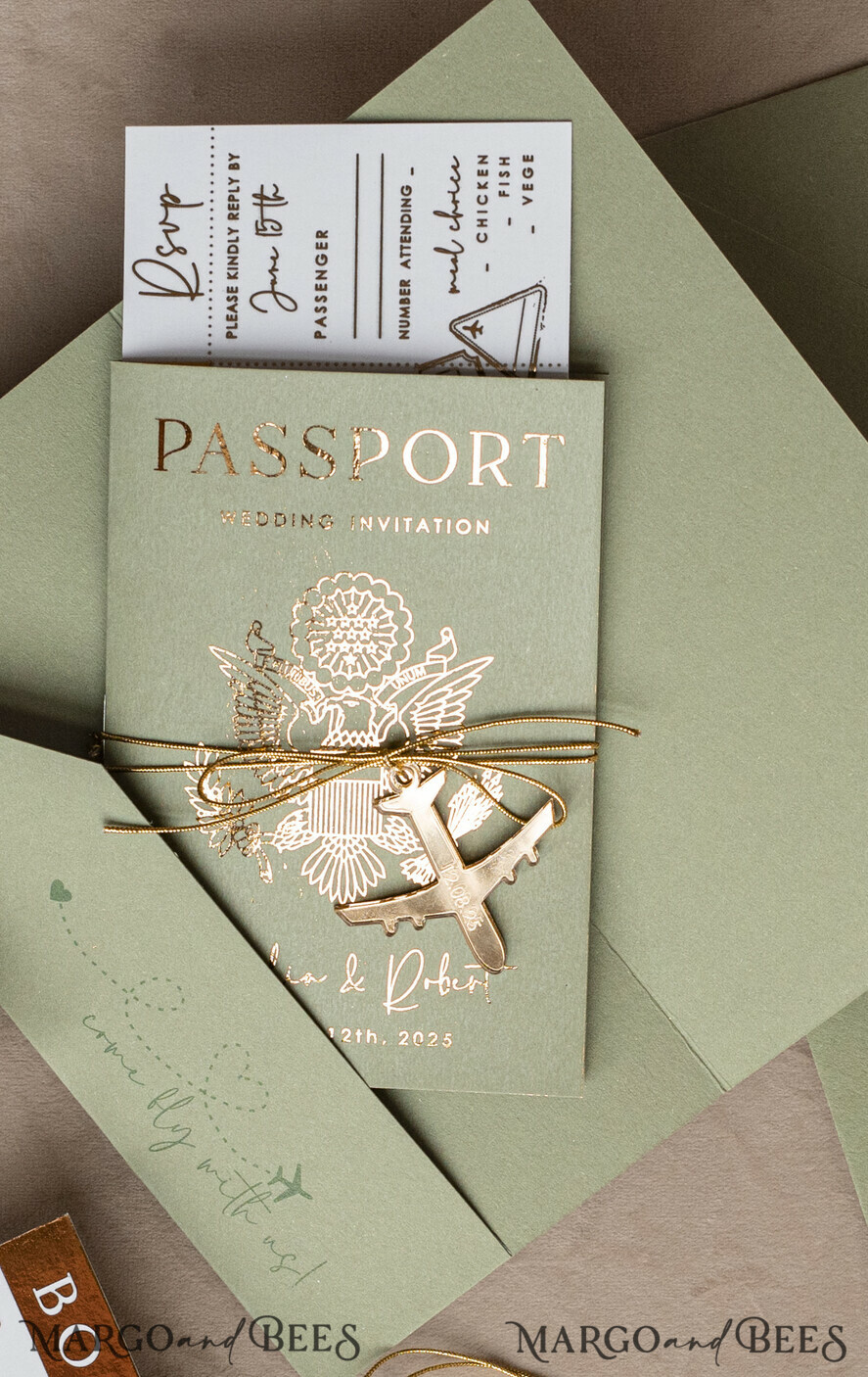 HOCHZEITS EINLADUNGEN Pass zur Liebe / Strandhochzeits-Einladungen Gold Salbeigrün Pass Hochzeitseinladung, Goldene Hochzeitseinladungen Boarding Pass, Grünreise Reisepass Hochzeitseinladungen im Ausland, Hochzeitskarten für Ziel Griechenland, Toskana Reisekarte Hochzeitspapeterie Italien Weltkarte.