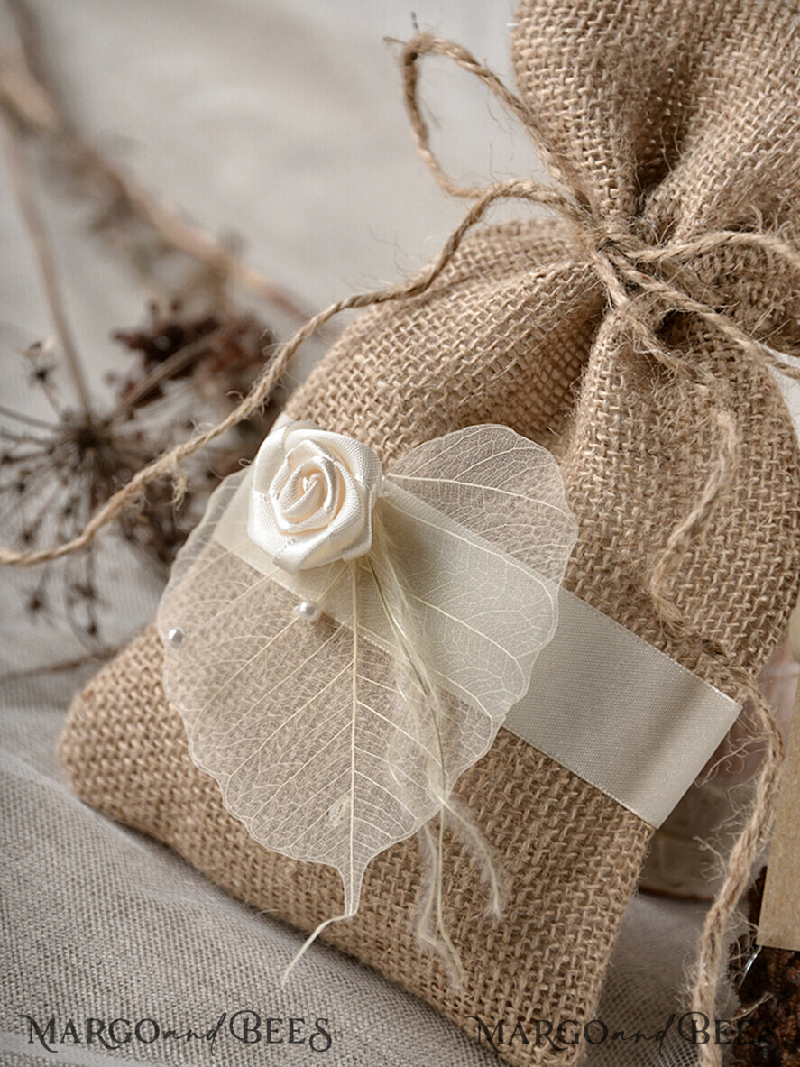 HOCHZEITSGESCHENKE Rustikale Jutesäckchen als Geschenke Hochzeitsgeschenke, rustikale Jutesäckchen und Etiketten