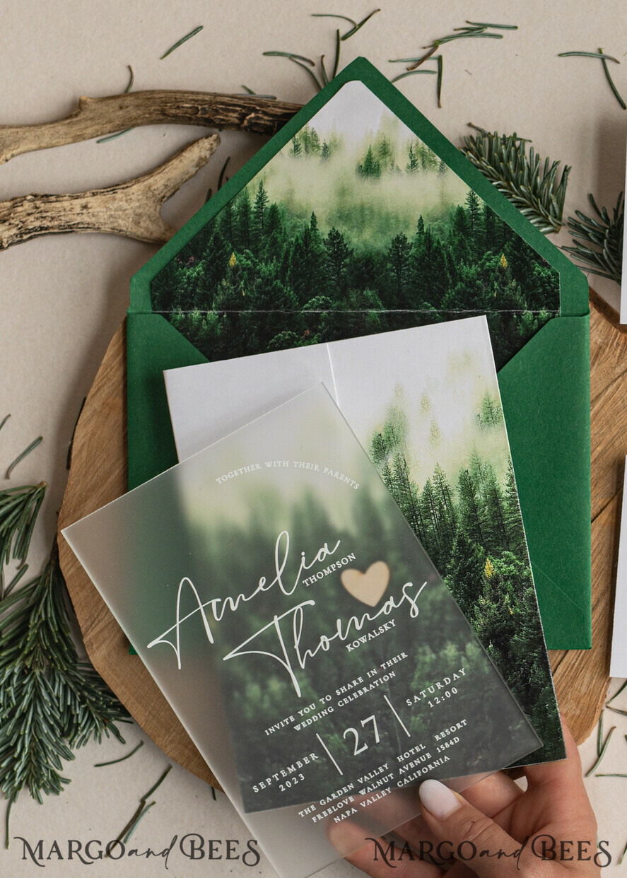 HOCHZEITS EINLADUNGEN Wald / Berge / Waldlandschaft Thema Wald Acryl Hochzeits-Einladungset, moderne rustikale Hochzeitskarten, klare Plexiglassuite Hochzeitskarten, grüne Hochzeitseinladungen, neblige Wald-gefüllte Hochzeitseinladungssuite, Hochzeitskarte mit Kiefern aus Plexiglas.