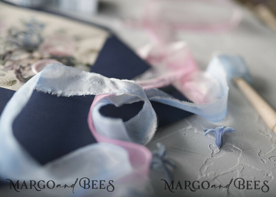 HOCHZEITS EINLADUNGEN Elegante Einladungen Klassische Karten Vintage Blumenhochzeitseinladungen, minimalistische rosa Hochzeitseinladungen, zarte königsblaue Hochzeitskarten mit handgefärbtem Band, handgemachte Hochzeitspapeterie.